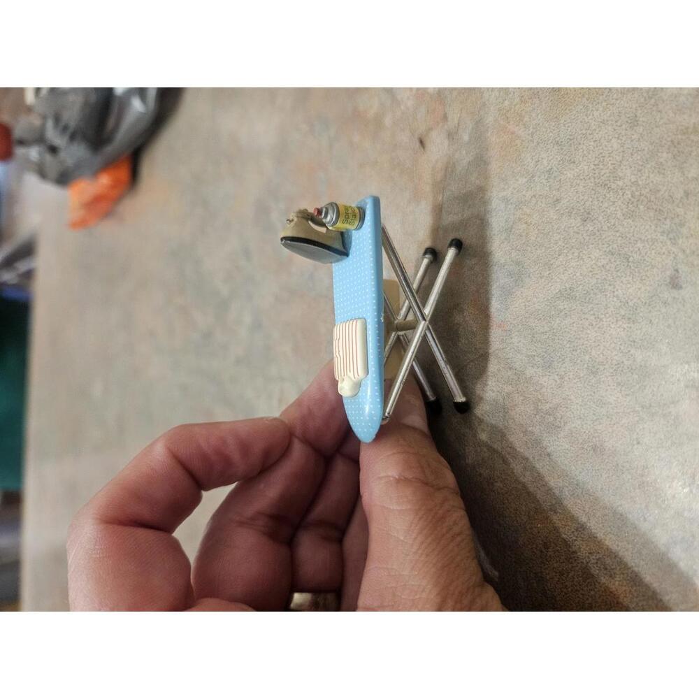 1990s Acme Magnet